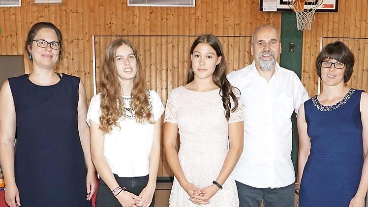 Die Jahrgangsbesten der Montessori-Schule Rhön-Saale wurden im Rahmen der Abschlussfeier besonders geehrt (von links): Lehrerin Lisa Schmalen, Paula Straub, Sina Erhard, Lehrer Christian Dünisch und Janine Harnischfeger-Büchs (Schulleitung).  Foto: Marion Eckert