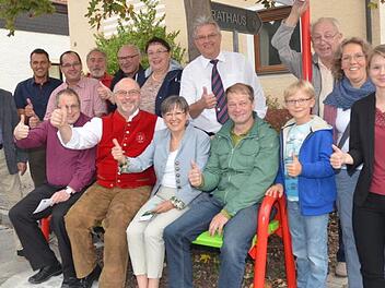 An die Gemeinde Weißenbrunn wurden zwei Mitfahrbänke übergeben, die ab sofort für die "Ich-fahr-mit-Aktion" genutzt werden können. Das Bild zeigt (sitzend von links) Pfarrer Christoph Teille, Bürgermeister Egon Herrmann, Regierungspräsidentin Heidrun Piwernetz, Gemeinderat Christian Höfner, (stehend von rechts) Tanja Rieger (Projektmanagement Demographie-Kompetenzzentrum Oberfranken), Claudia Ringhoff (Modellprojekt-Leiterin Aktive Bürgerschaft), Dritten Bürgermeister Klaus Hannweber (4.von r...