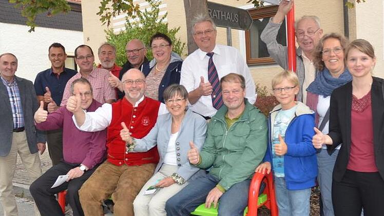 An die Gemeinde Weißenbrunn wurden zwei Mitfahrbänke übergeben, die ab sofort für die "Ich-fahr-mit-Aktion" genutzt werden können. Das Bild zeigt (sitzend von links) Pfarrer Christoph Teille, Bürgermeister Egon Herrmann, Regierungspräsidentin Heidrun Piwernetz, Gemeinderat Christian Höfner, (stehend von rechts) Tanja Rieger (Projektmanagement Demographie-Kompetenzzentrum Oberfranken), Claudia Ringhoff (Modellprojekt-Leiterin Aktive Bürgerschaft), Dritten Bürgermeister Klaus Hannweber (4.von r...