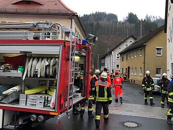 Die Feuerwehren hatten den Brand in dem ockerfarbenen Haus schnell unter Kontrolle.Foto: Stefan Wicklein