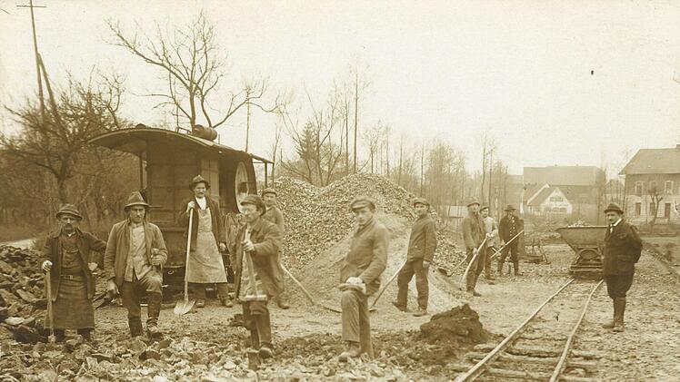 Die Steinbrechanlage für den Bau der neuen Straße  stand 1928  ...