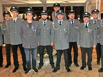 Der neue und verj&uuml;ngte Vorstand (von links): Maximilian Stilkerich, Markus Schirmer, Michael Erlwein, Martin Kroder, Thomas Erlwein, Theobald Messingschlager, Ralph Batz, Michael Pieger, Berthold Oppelt, Tobias Lassner und Siegfried Sauer; es fehlen Peter Egelseer, Florian Kroder und Klaus Wohlh&ouml;fner  Foto: Berthold Oppelt