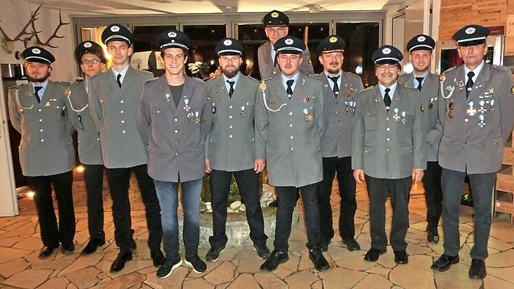 Der neue und verj&uuml;ngte Vorstand (von links): Maximilian Stilkerich, Markus Schirmer, Michael Erlwein, Martin Kroder, Thomas Erlwein, Theobald Messingschlager, Ralph Batz, Michael Pieger, Berthold Oppelt, Tobias Lassner und Siegfried Sauer; es fehlen Peter Egelseer, Florian Kroder und Klaus Wohlh&ouml;fner  Foto: Berthold Oppelt