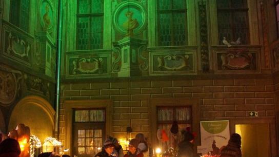 Im &uuml;berdachten Innenhof des Josefsheimes beim Don-Bosco-Weihnachtsmarkt herrschte eine besonders besinnliche Stimmung.  Foto: Joseph Beck