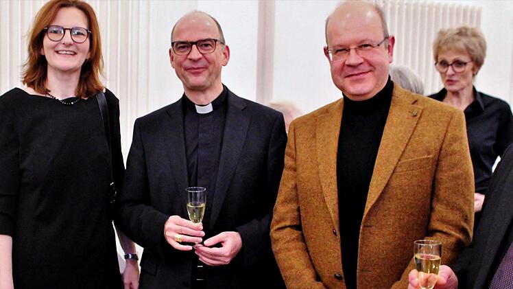 Kurdirektorin Sylvie Thormann (von links) begrüßt  Bischof Dr. Franz Jung und Pfarrvikar Matthias Karwath. Foto: Werner Vogel
