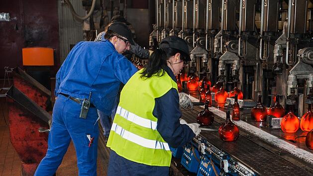 Die Corona-Krise hat den Alltag f&uuml;r die meisten der heimischen Betriebe ver&auml;ndert. Neue Herausforderungen m&uuml;ssen bew&auml;ltigt werden. Dazu geh&ouml;rt auch die Glasindustrie. Foto: Veronika Schadeck