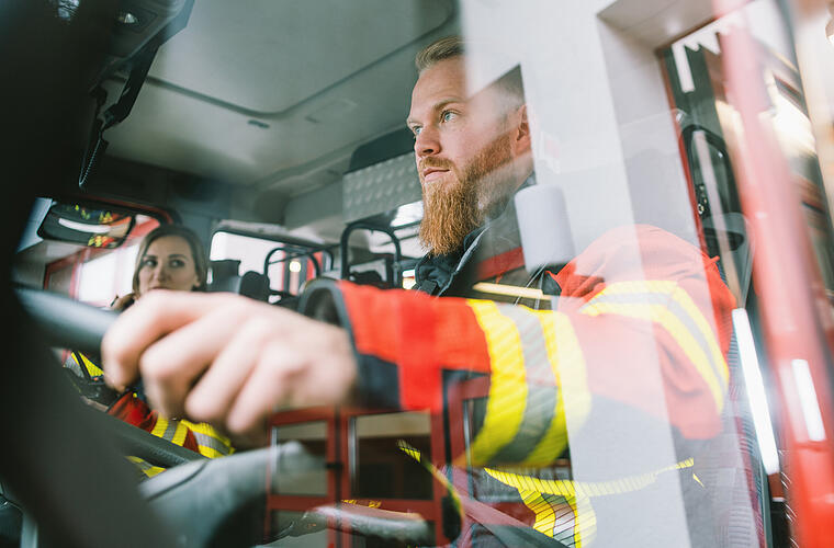 Kreis Kitzingen: Holzlager geht in Flammen auf - Drei Verletzte und Wohnhaus in Mitleidenschaft gezogen