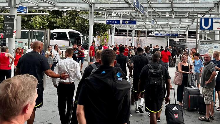 Flughafen Nürnberg: Fußball-Stars landen vor Spiel gegen FCN am Airport - "Rekordpokalsieger"