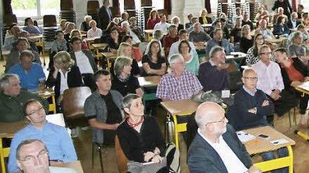 Die Aula des Franz-Ludwig-Gymnasiums war bis auf den letzten Platz gefüllt.
