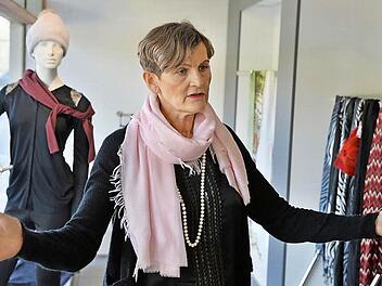 Anna-Maria Dehling am Dienstag in ihrer Boutique. Sie erzählt von dem Aufwand, den sie durch den Diebstahl hatte. Fotos: Ronald Rinklef