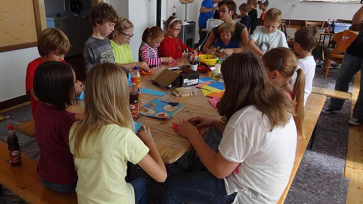 Ferien mit den Reither Kindern: Papierfalten macht ihnen immer großes Vergnügen. Foto: Günther Straub