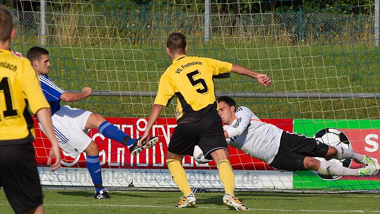 Vor dem aufgerückten Frohnlacher Abwehrchef Michael Jakob (gelb) greift sich der Gästekeeper Sebastian Eck den Ball. Links Sebastian Luft.