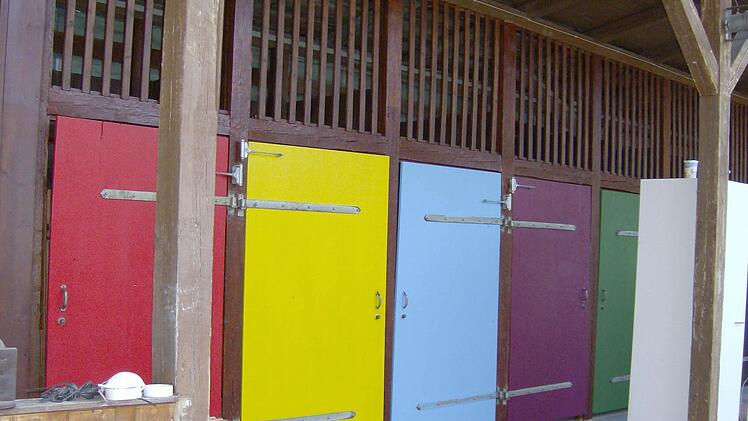Symbolkraft haben die bunten Türen im Freibad, die von den Flüchtlingen gestrichen wurden. Foto: Petra Malbrich