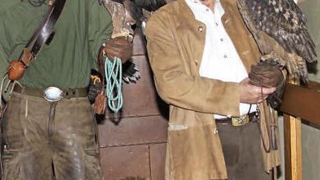 Auch Falkner und Hundeführer wohnten der Hubertusmesse bei. Günther Gabold und seine Freunde von der Greifvogelpflegestation in Stettfeld hatten Adler, Uhu und Habicht mitgebracht.  Fotos: Günther Geiling