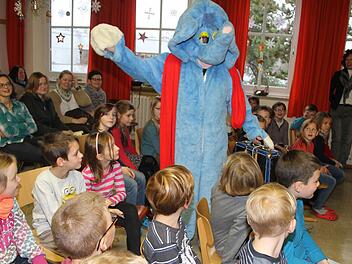 Wenn der Riesen-Lesefant in Mainleus auftritt, dann haben die Kinder Mega-Spaß. Nur Heinz Bauer ist froh, wenn er nach wenigen Minuten wieder aus dem dicken Plüschkostüm kommt, denn im Inneren des Kostüme ist es fast so heiß wie in der Heimat der Elefanten. Foto: Sonja Adam