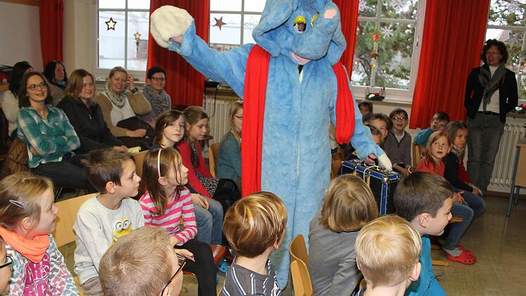Wenn der Riesen-Lesefant in Mainleus auftritt, dann haben die Kinder Mega-Spaß. Nur Heinz Bauer ist froh, wenn er nach wenigen Minuten wieder aus dem dicken Plüschkostüm kommt, denn im Inneren des Kostüme ist es fast so heiß wie in der Heimat der Elefanten. Foto: Sonja Adam