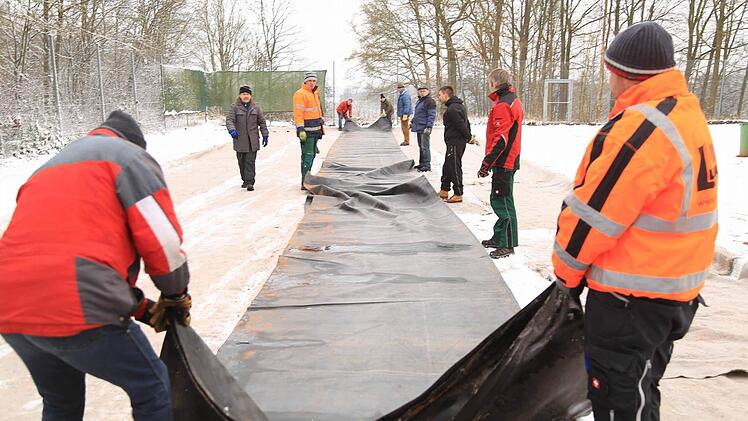 Die Wintersport- und Wanderfreunde Pinzberg präparieren ihre Eisbahn. Foto: Franz Galster