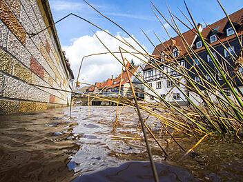In der Kreisstadt Kronach ist der Wasserstand der Haßlach deutlich angestiegen. Foto: Marian Hamacher