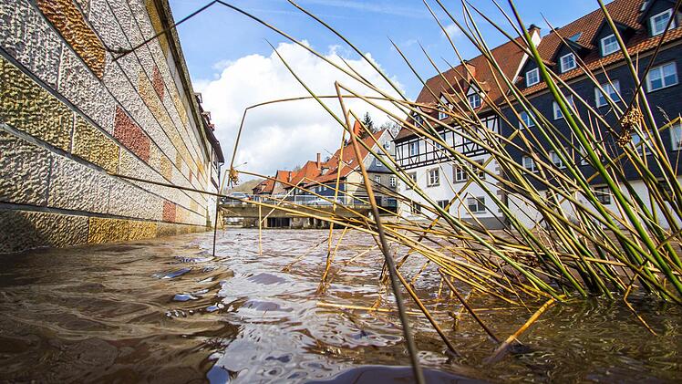 In der Kreisstadt Kronach ist der Wasserstand der Haßlach deutlich angestiegen. Foto: Marian Hamacher