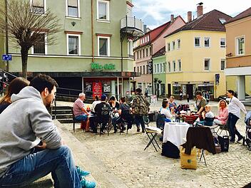 Sie hatten schnell auf- und auch wieder abgebaut: Eine Gruppe Bad Brückenauer traf sich am Samstag in der Fußgängerzone. Einfach so: frühstücken, plaudern, musizieren. Der Initiator? Unbekannt. Foto: S.Schmitt