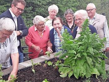 Sie pflegen mit Liebe ihre Hochbeete und freuen sich die Resultate, die dann in der Küche kulinarisch verarbeitet werden (v. l.): Annelore Zwosta, Matthias Foidl, Rita Wittmann, Gerlinde Bauer, Else Lauderbach, hinten Renate Weber, Marie Schramm und Willi Wich. Foto: Veronika Schadeck