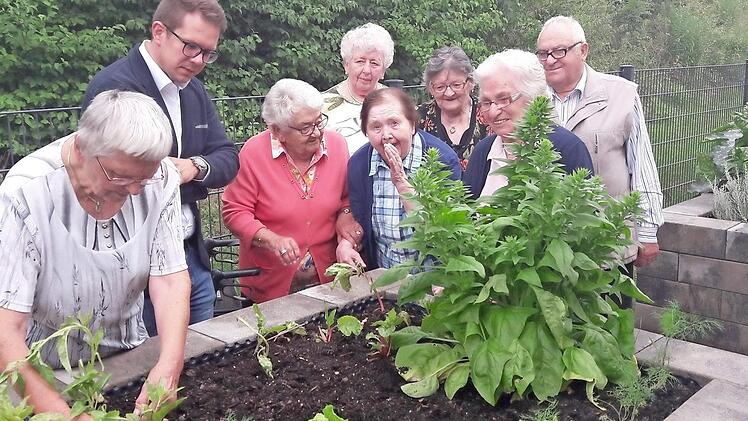 Sie pflegen mit Liebe ihre Hochbeete und freuen sich die Resultate, die dann in der Küche kulinarisch verarbeitet werden (v. l.): Annelore Zwosta, Matthias Foidl, Rita Wittmann, Gerlinde Bauer, Else Lauderbach, hinten Renate Weber, Marie Schramm und Willi Wich. Foto: Veronika Schadeck