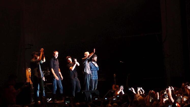 Umjubelter Auftritt: Michael Patrick Kelly fasziniert im ausverkauften Schlosshof von Tambach. Foto: Jochen Berger