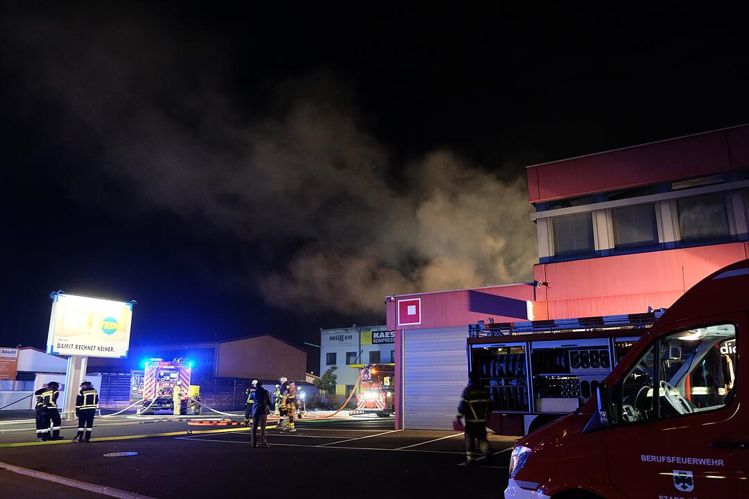 Großbrand zerstört Industriegebäude in Nürnberg