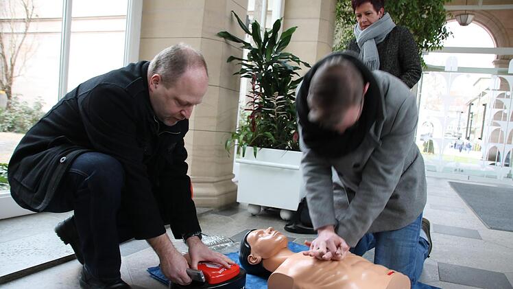 Bilder von der Übung mit dem  Defi. Foto: Ralf Ruppert