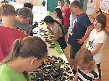 Die Eberner Schüler beim Sortieren der Handys Foto: Marina Bittruf