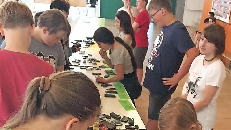 Die Eberner Schüler beim Sortieren der Handys Foto: Marina Bittruf