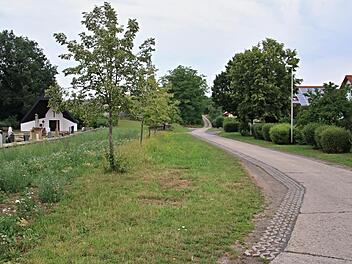 Gegenüber dem Friedhof in Gemeinfeld befindet sich eine Siedlung (rechts). Oberhalb dieser entsteht ein neues Baugebiet, deren Erschließungsstraße den Namen "Am Estelbach" erhalten wird.Helmut Will