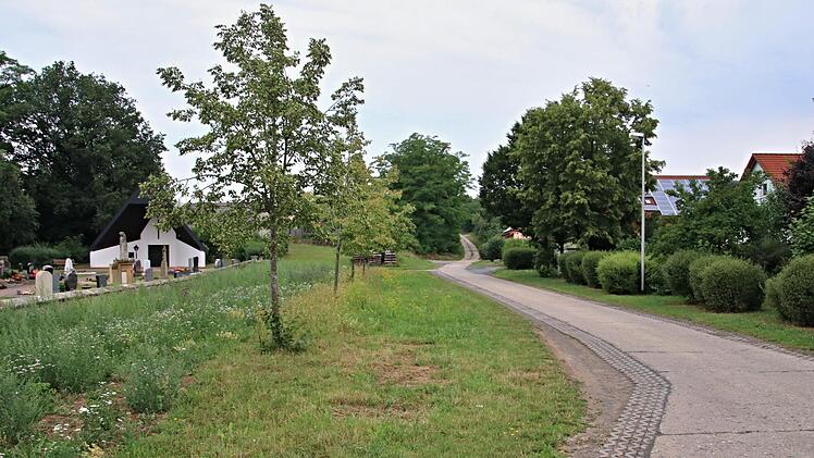 Gegenüber dem Friedhof in Gemeinfeld befindet sich eine Siedlung (rechts). Oberhalb dieser entsteht ein neues Baugebiet, deren Erschließungsstraße den Namen "Am Estelbach" erhalten wird.Helmut Will