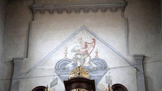 Die Wandgem&auml;lde hinter dem Orgelprospekt ist eine weitere Besonderheit der M&uuml;nnerst&auml;dter Pfarrkirche.  Foto: Markus Hauck/pow