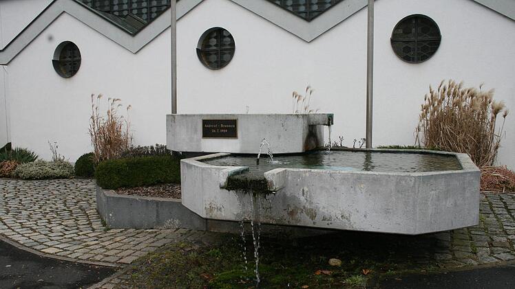 Das Aussehen des Brunnens vor der Kirche wurde kritisiert.  Foto: Gabriele Sell