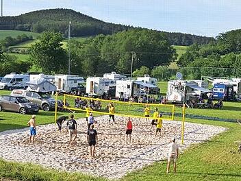 Beim einem Volleyballturnier ma&szlig;en sich die Camper mit den G&auml;rtenrothern. Foto: privat