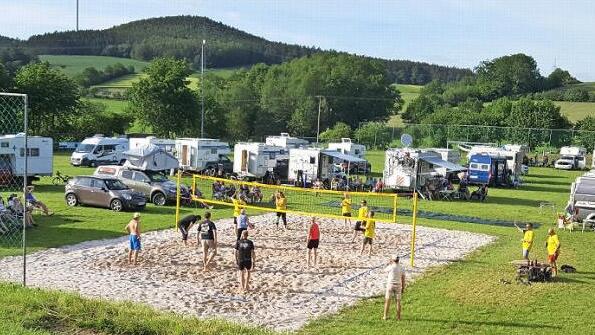 Beim einem Volleyballturnier ma&szlig;en sich die Camper mit den G&auml;rtenrothern. Foto: privat