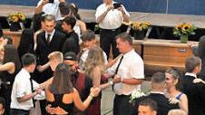 Beim Abschlussball der Ritter-von-Spix-Mittelschule in der Aischtalhalle wurde viel und ausgelassen getanzt.  Fotos: privat