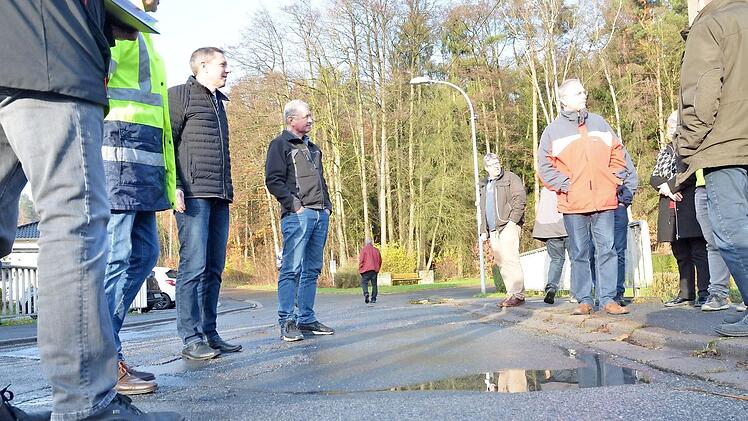 Pfützen, hier auf der Brücke über den Krebsbach in Spittelstein, zeigen den Mitgliedern des Bausenats bei ihrer Besichtigungsfahrt Schäden an den Straßen im Stadtgebiet. Foto: Rainer Lutz