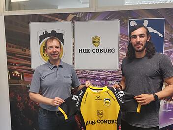 Jan Gorr, Noch-Trainer des HSC Coburg und designierter Geschäftsführer, überreichte  Iraner Pouya Norouzi Nezhad bereits ein HSC-Trikot.