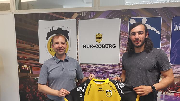 Jan Gorr, Noch-Trainer des HSC Coburg und designierter Geschäftsführer, überreichte  Iraner Pouya Norouzi Nezhad bereits ein HSC-Trikot.