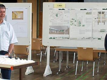Miriam Lebok vom Architekturbüro Lauer + Lebok erklärt Bürgermeister Gerhard Wunder und den Besuchern ihre Ausarbeitungen Foto: S. Deuerling