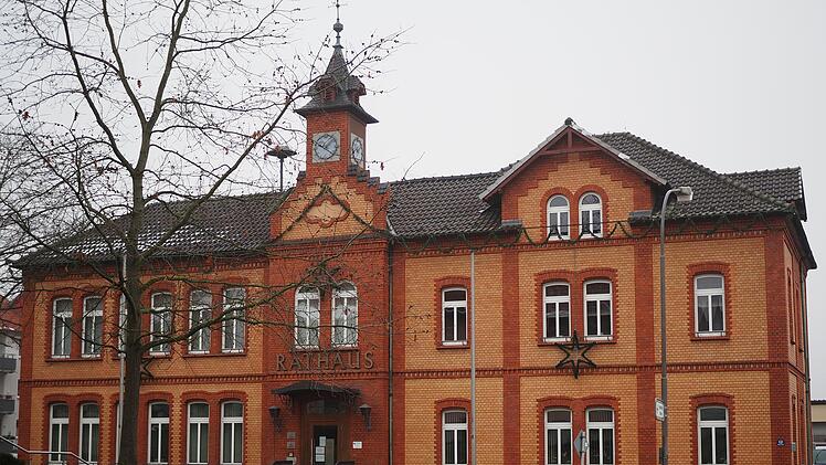 Das Rathaus der Gemeinde Dörfles-Esbach soll in diesem Jahr saniert werden.