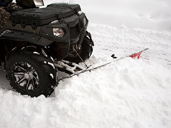 Mann versperrt Hofeinfahrt mit Schnee