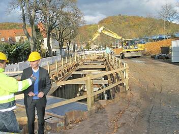 Großbaustelle in der Hofer Straße: Stadtwerke-Chef Stephan Pröschold (rechts) und der für die Baustelle verantwortliche Mitarbeiter Frank Pfaffenberger. Foto: Katrin Geyer