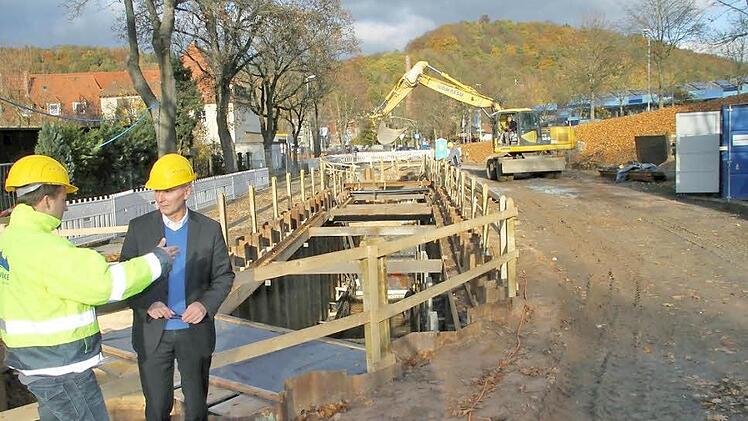 Großbaustelle in der Hofer Straße: Stadtwerke-Chef Stephan Pröschold (rechts) und der für die Baustelle verantwortliche Mitarbeiter Frank Pfaffenberger. Foto: Katrin Geyer