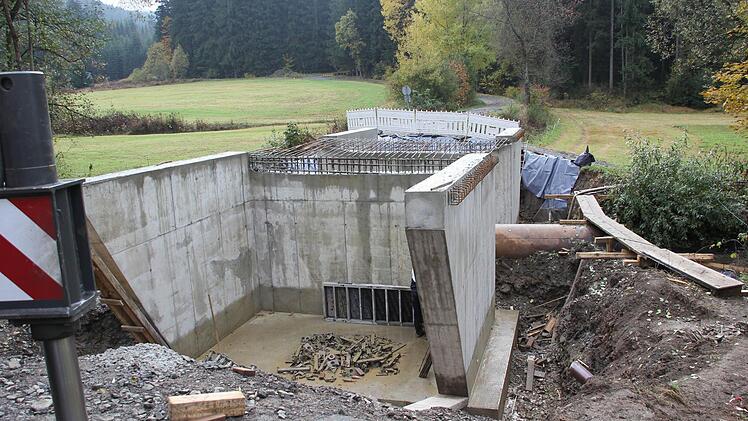 In der kommenden Woche soll der Oberbau der Brücke betoniert werden.  Foto: Alexander Löffler