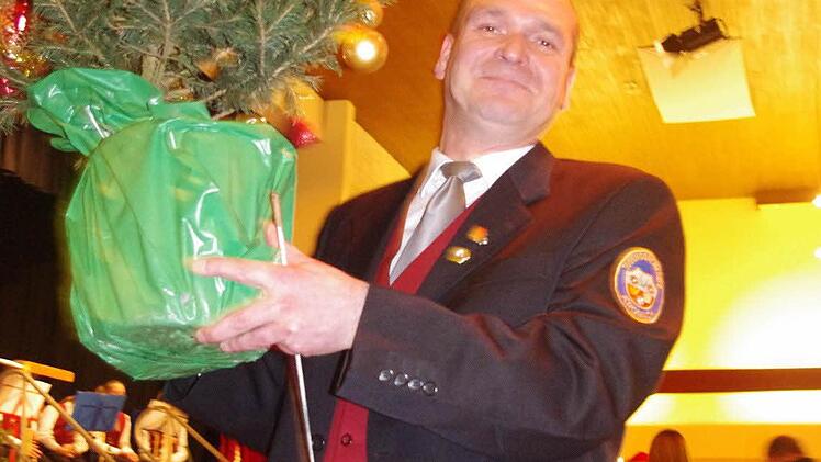 Der Leiter der Ensembles, Stefan Krauß, transportiert sein Weihnachtsgeschenk.