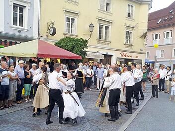 Die traditionellen Tänze aus Siebenbürgen kamen gut an. Die Wolfsberger schauten bei ihrem Stadtfest dem fröhlichen Reigen zu. Fotos: privat