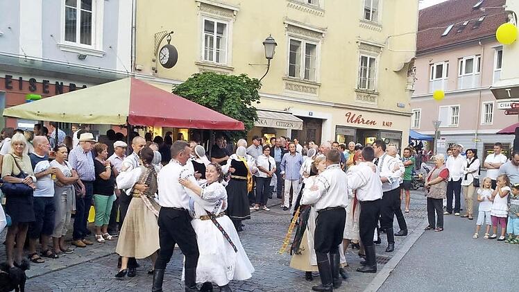 Die traditionellen Tänze aus Siebenbürgen kamen gut an. Die Wolfsberger schauten bei ihrem Stadtfest dem fröhlichen Reigen zu. Fotos: privat